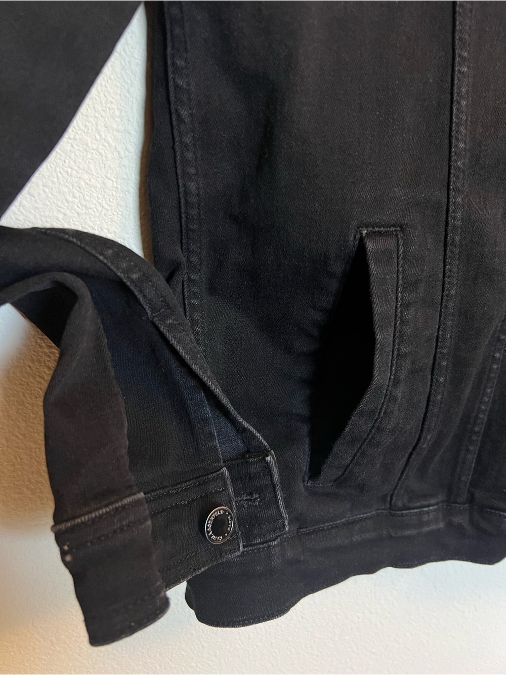 Karl Lagerfeld Black Denim Trucker Jacket w/ Embroidered Logo - Size L (EUC) - Picture 6 of 9